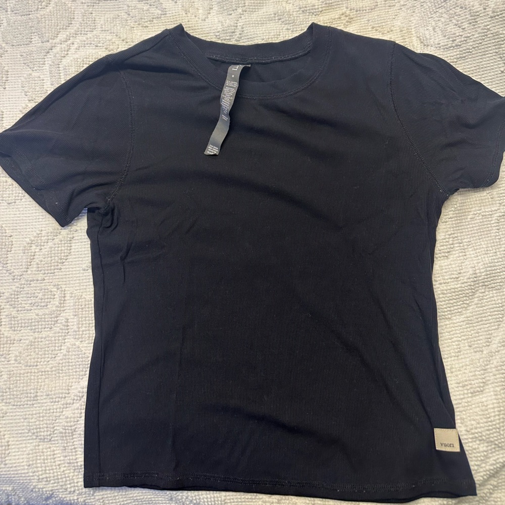 Vuori Black Pose fitted tee